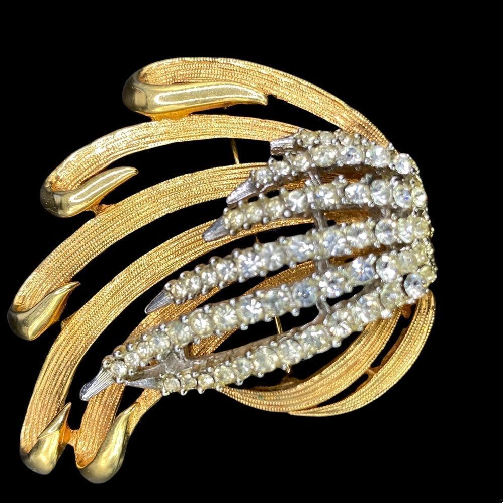 Vintage rhinestone gold tone brooch all stones intact! Leaf floral style